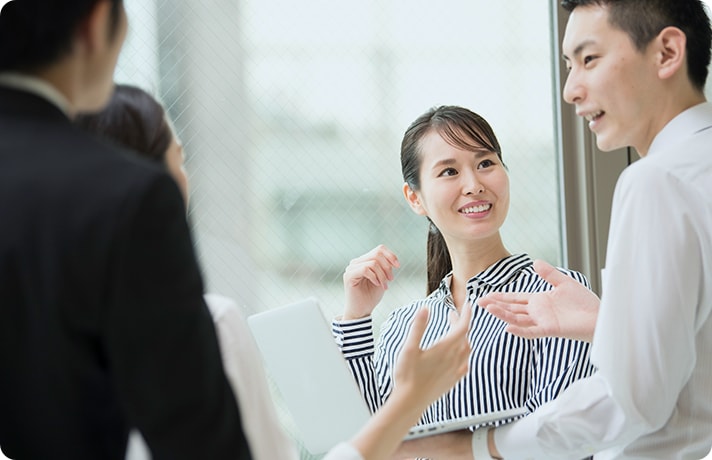 女性を男性がアドバイスしているイメージ