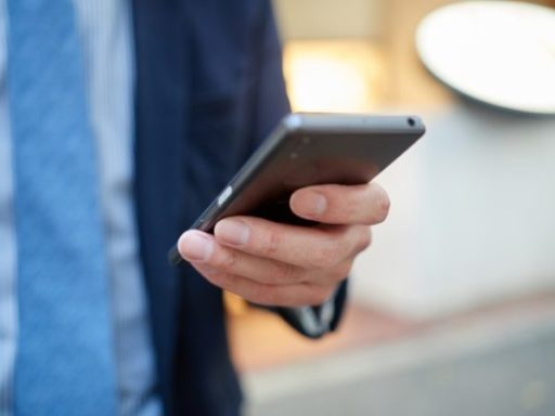 モバイルPCやiPhoneの全社員への支給