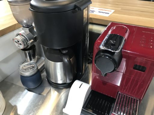 キッチンに並んだコーヒーマシン