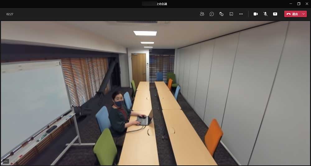 浅間商事の会議室（約12名）に設置されたMeetUpを使ったTeams会議画面