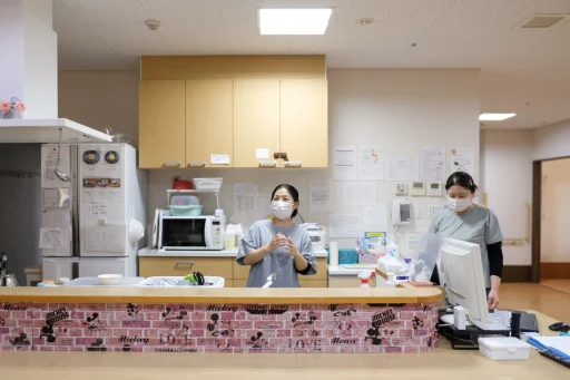 写真:キッチンとスタッフ