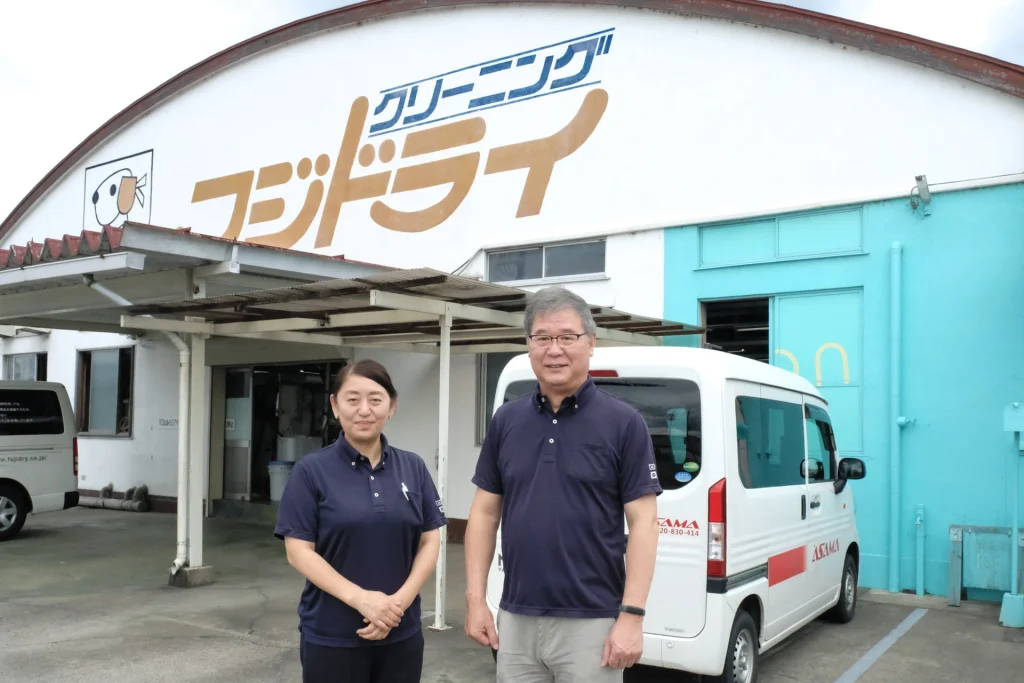 写真:不二ドライ本社前での社長と鈴木様