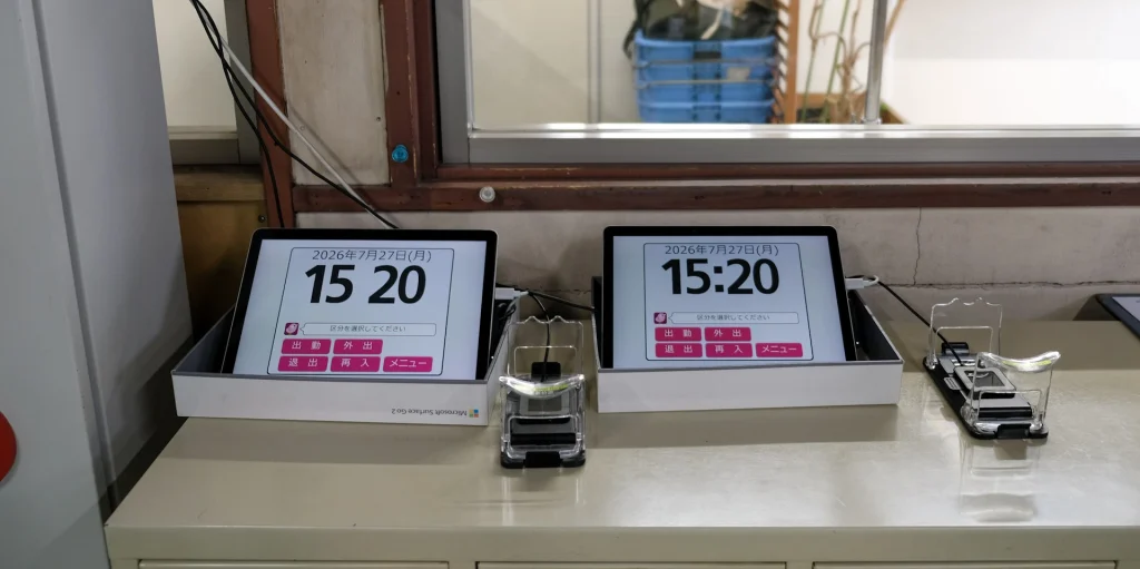 写真:不二ドライ本社工場のロッカー上に置かれた打刻用端末