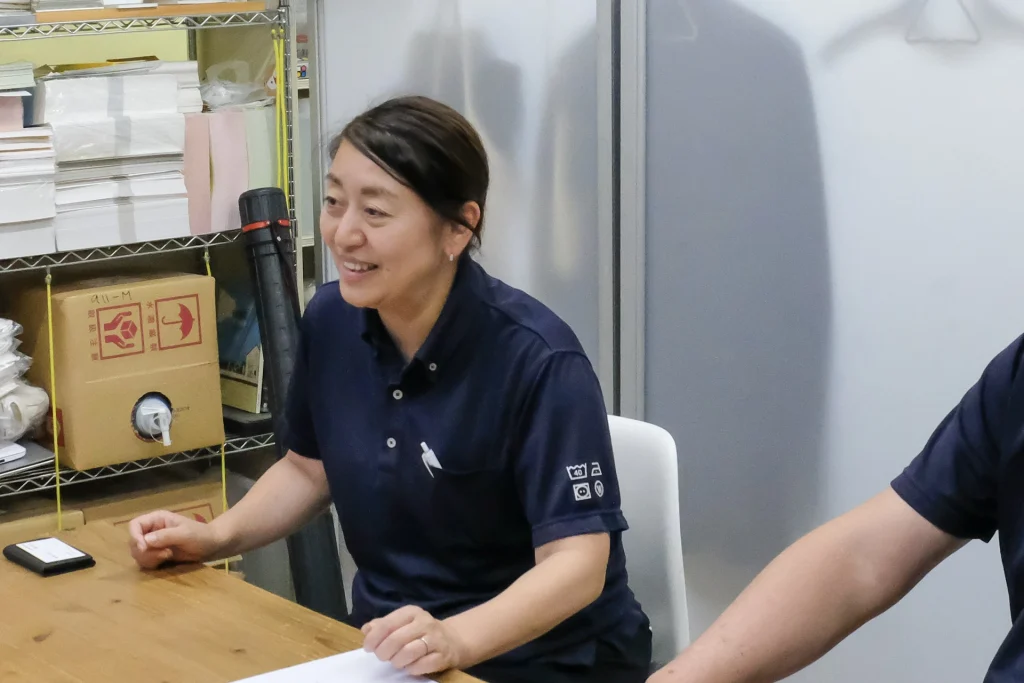 写真:不二ドライ事務所にてインタビュー中の鈴木様