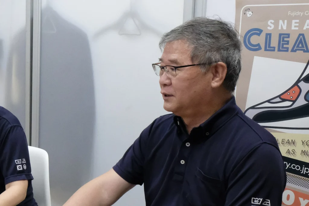 写真:不二ドライ事務所にてインタビュー中の社長