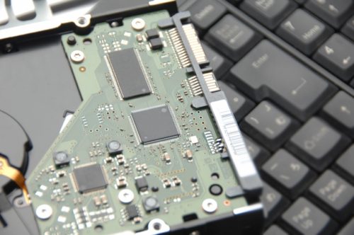 他社導入のNASが故障。1年以上もバックアップが停止!
